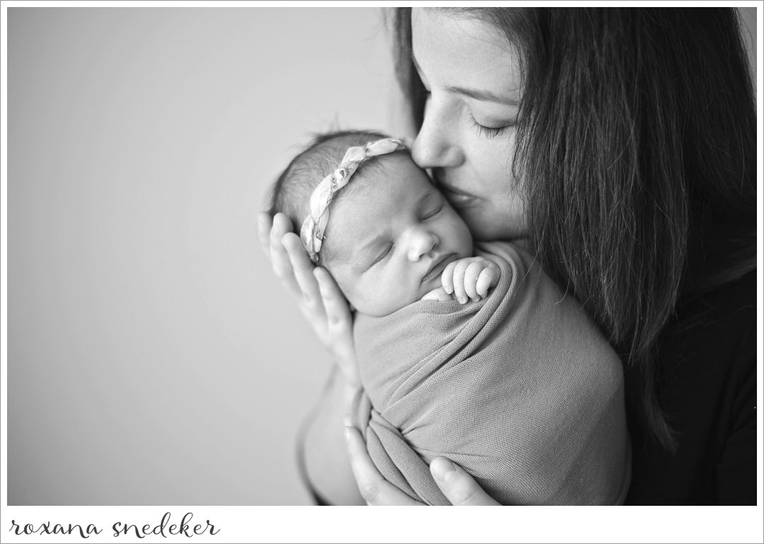 Newborn Photographer in Carmel, Indiana | Roxana Snedeker